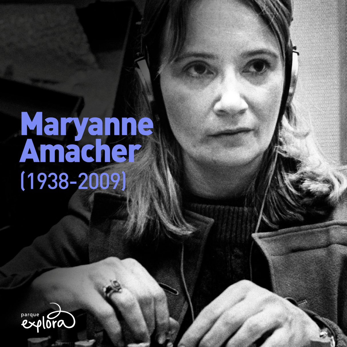 8. Foto. En la parte derecha de la imagen, la compositora Maryanne Amacher en plano medio a blanco y negro. Tiene cabello corto hasta los hombros. Tiene unos audífonos de diadema y ambas manos sobre una consola. En la parte izquierda de la imagen texto que dice: “Maryanne Amacher, 1938 – 2009”.