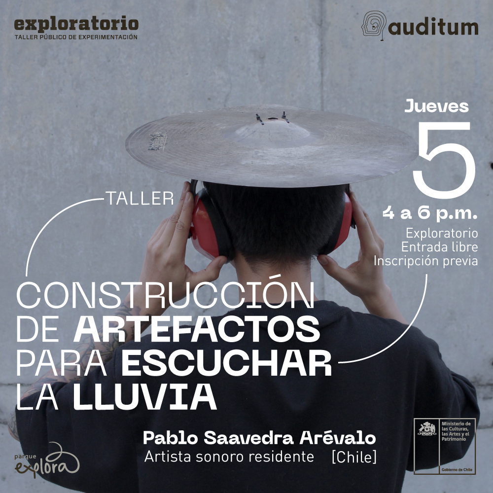 Foto. Una persona de medio cuerpo, de espaldas tiene un objeto plano sobre la cabeza y audífonos, tiene ambas manos en los audífonos. En la parte inferior texto que dice: "Taller construcción de artefactos para escuchar la lluvia. Pablo Saavedra Arévalo. Artista sonoro residente. Chile. Jueves 5 de 4 a 6 de la tarde. Exploratorio. Entrada libre. Inscripción previa ".