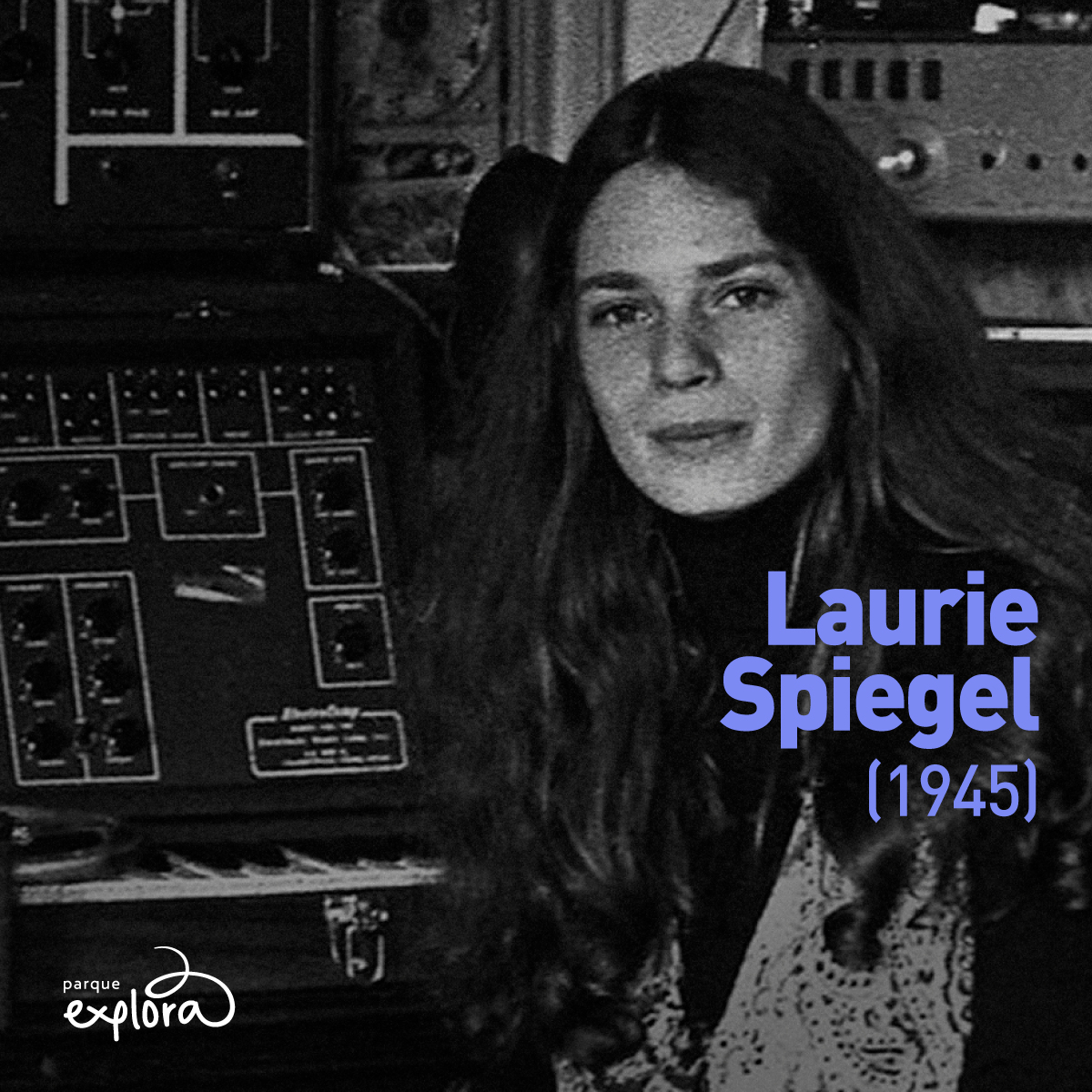 2. Foto. En la parte derecha de la imagen, la compositora Laurie Spiegel en plano medio a blanco y negro. Tiene cabello largo y ondulado. Tiene la mirada fija al frente y tiene una expresión de estar esbozando levemente una sonrisa, sin separar los labios. En la parte inferior derecha texto que dice: “Laurie Spiegel, 1945”.