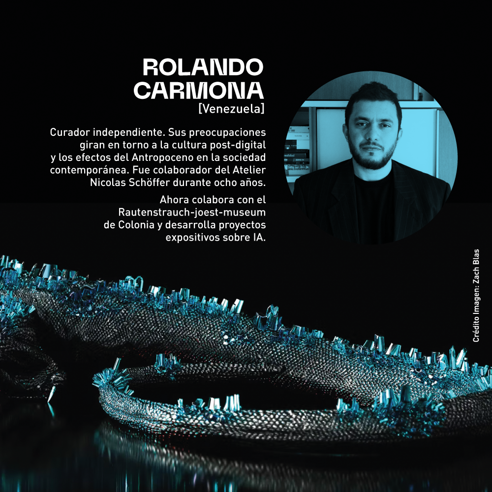 Ilustración hecha con inteligencia artificial. En la parte de abajo de la imagen la mitad delantera del cuerpo de una especie de lagarto cuya cresta parece de cuarzo. Arriba a la derecha la fotografía del curador de arte Rolando Carmona. Mira de frente a la cámara, tiene bozo y barba. Texto que dice: "Rolando J. Carmona. Curador independiente. Sus preocupaciones giran en torno a la cultura post-digital y los efectos del Antropoceno en la sociedad contemporánea. Fue colaborador del Atelier Nicolas Schöffer durante ocho años. Ahora colabora con el Rautenstrauch-joest-museum de Colonia y desarrolla varios proyectos expositivos sobre IA".