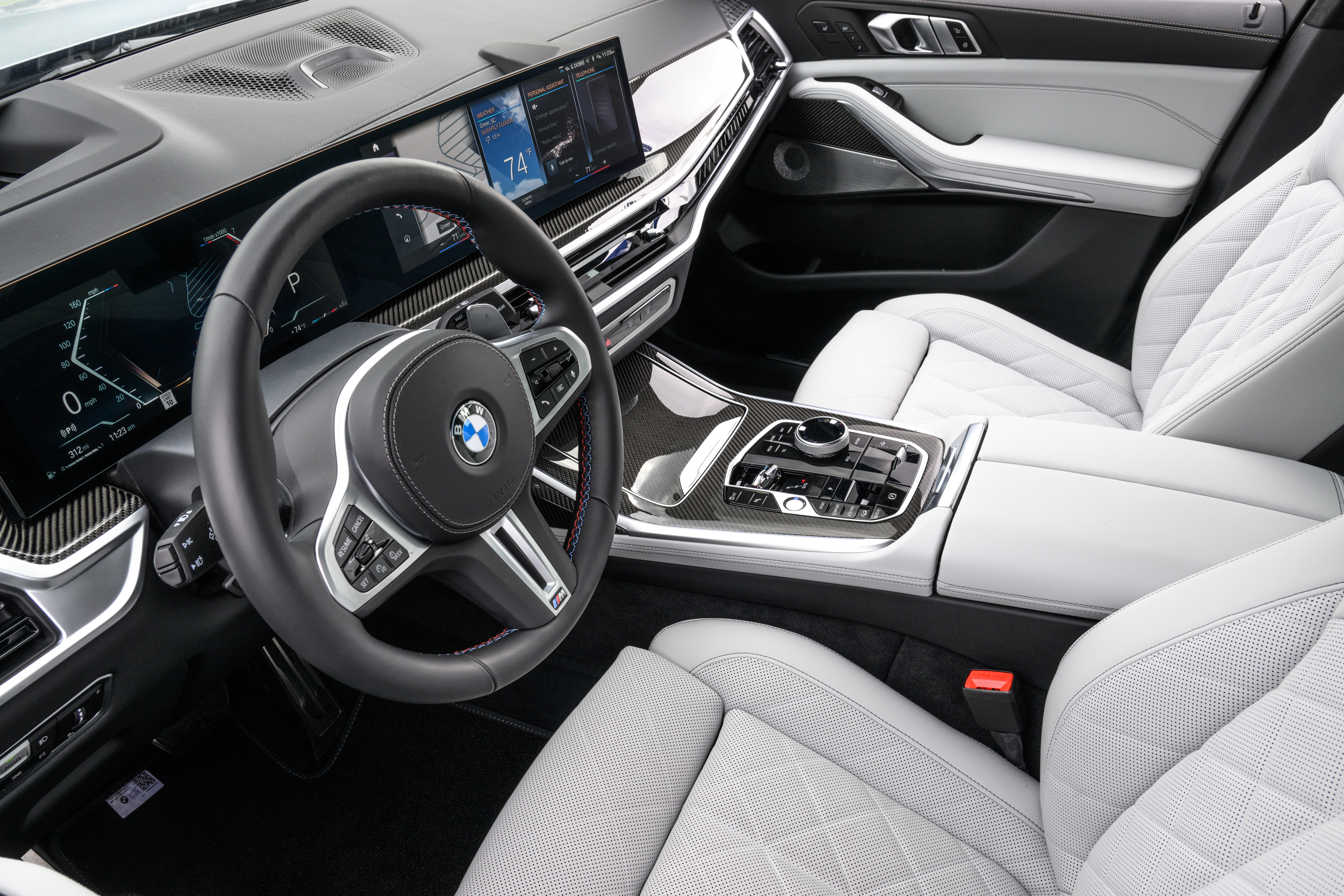 Das Cockpit des BMW X7.