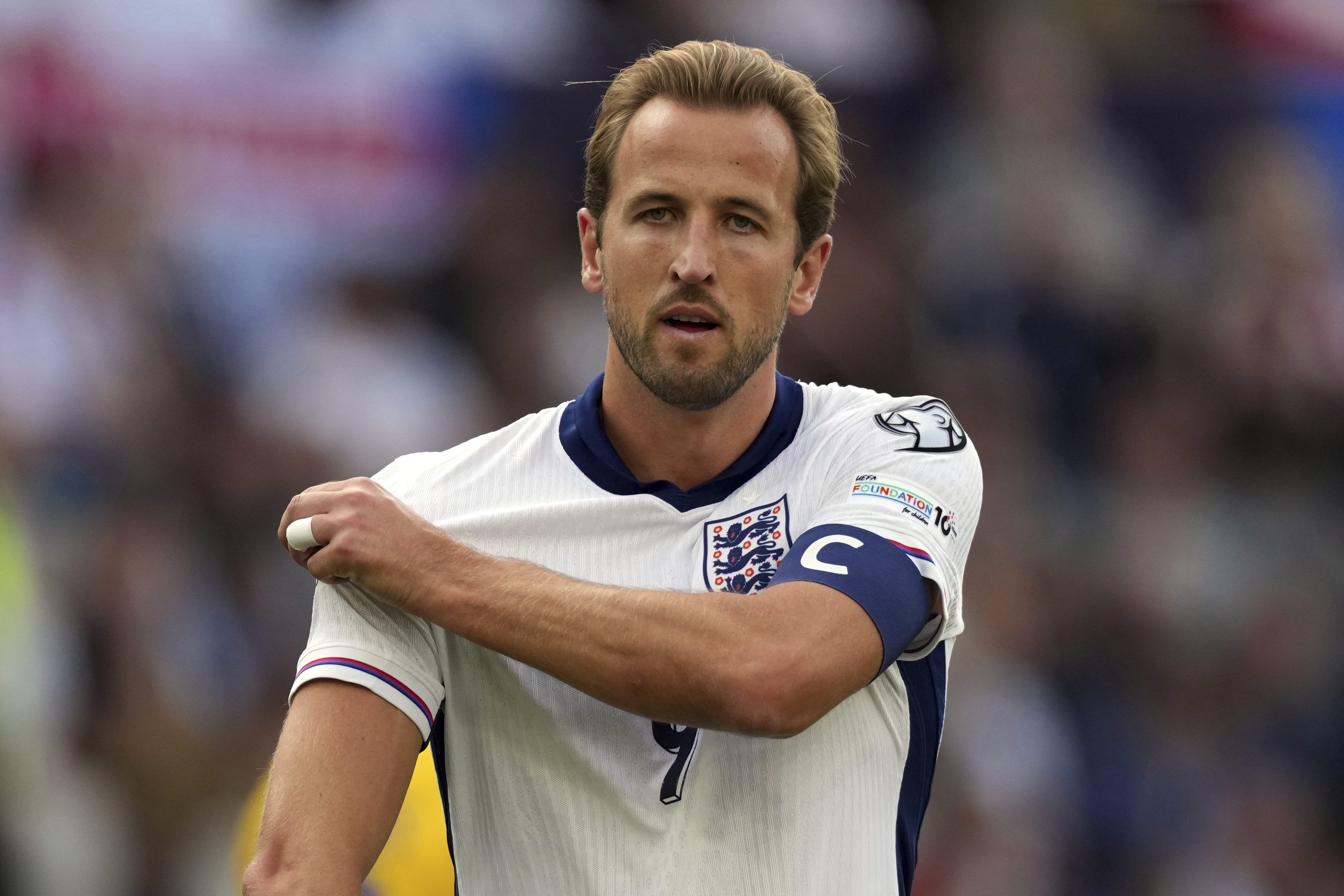 Harry Kane playing for England.