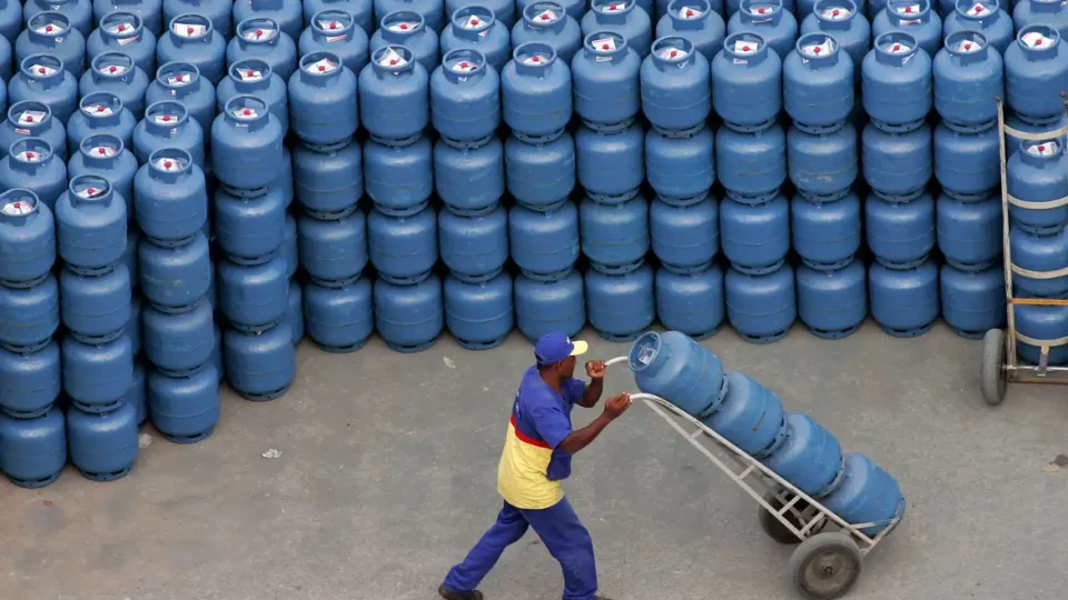 Conselho da Petrobras aprova volta da distribuição de gás de cozinha