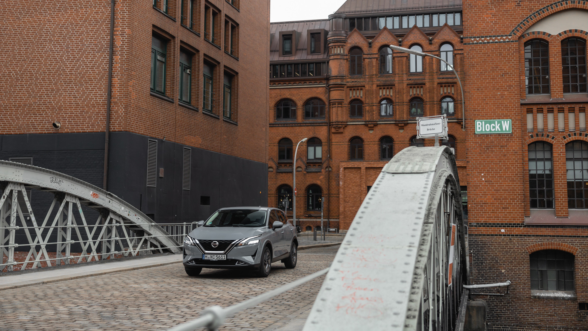 A car is driving through Hamburg. 