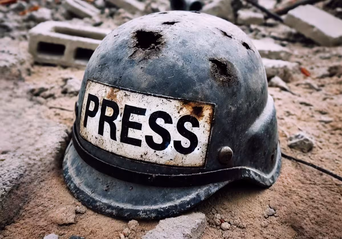 Capacete-de-jornalista-com-perfuracoes-a-bala-entre-os-escombros-dos-predios-bombardeados-por-Israel-na-Faixa-de-Gaza-Credito-pchrgaza-org_.avif