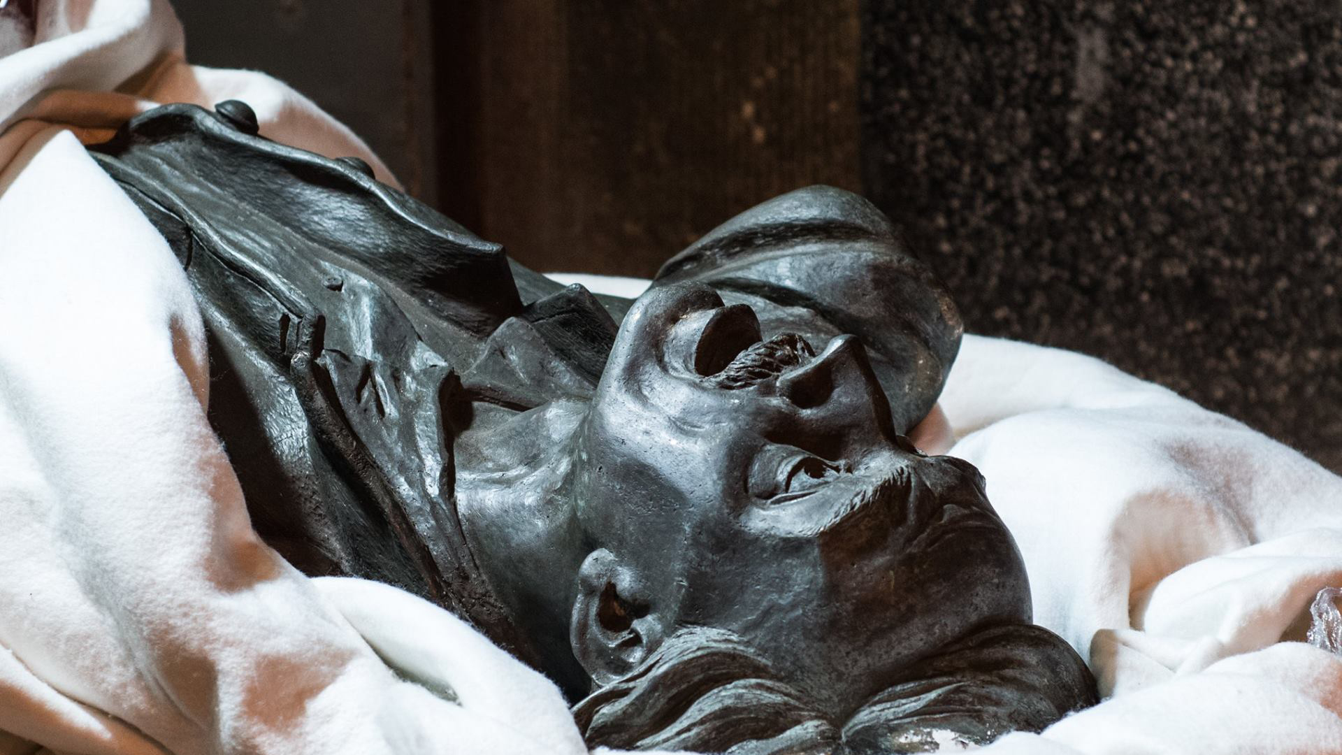 Fotografía. Escultura de un hombre con la boca abierta y una expresión facial de susto.