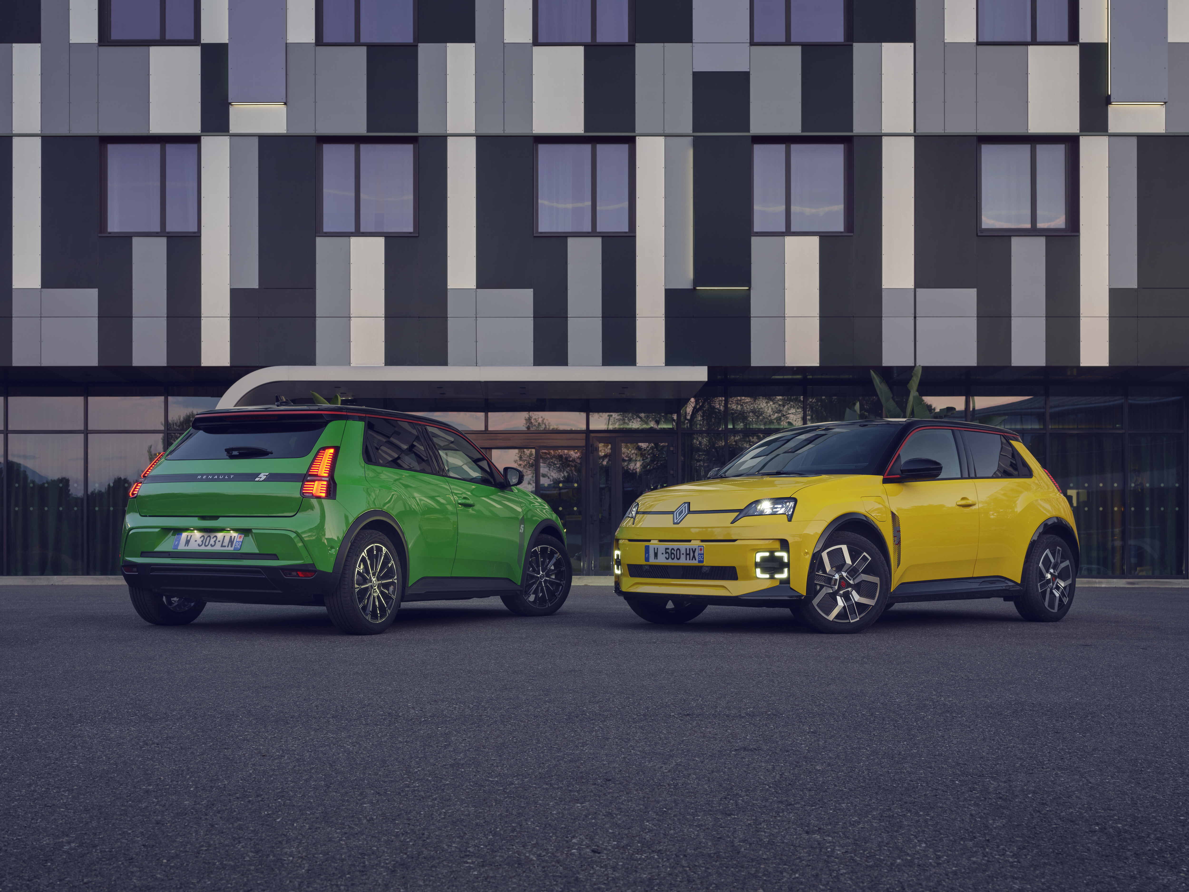 Zwei Renault 5 E-Tech Electric.