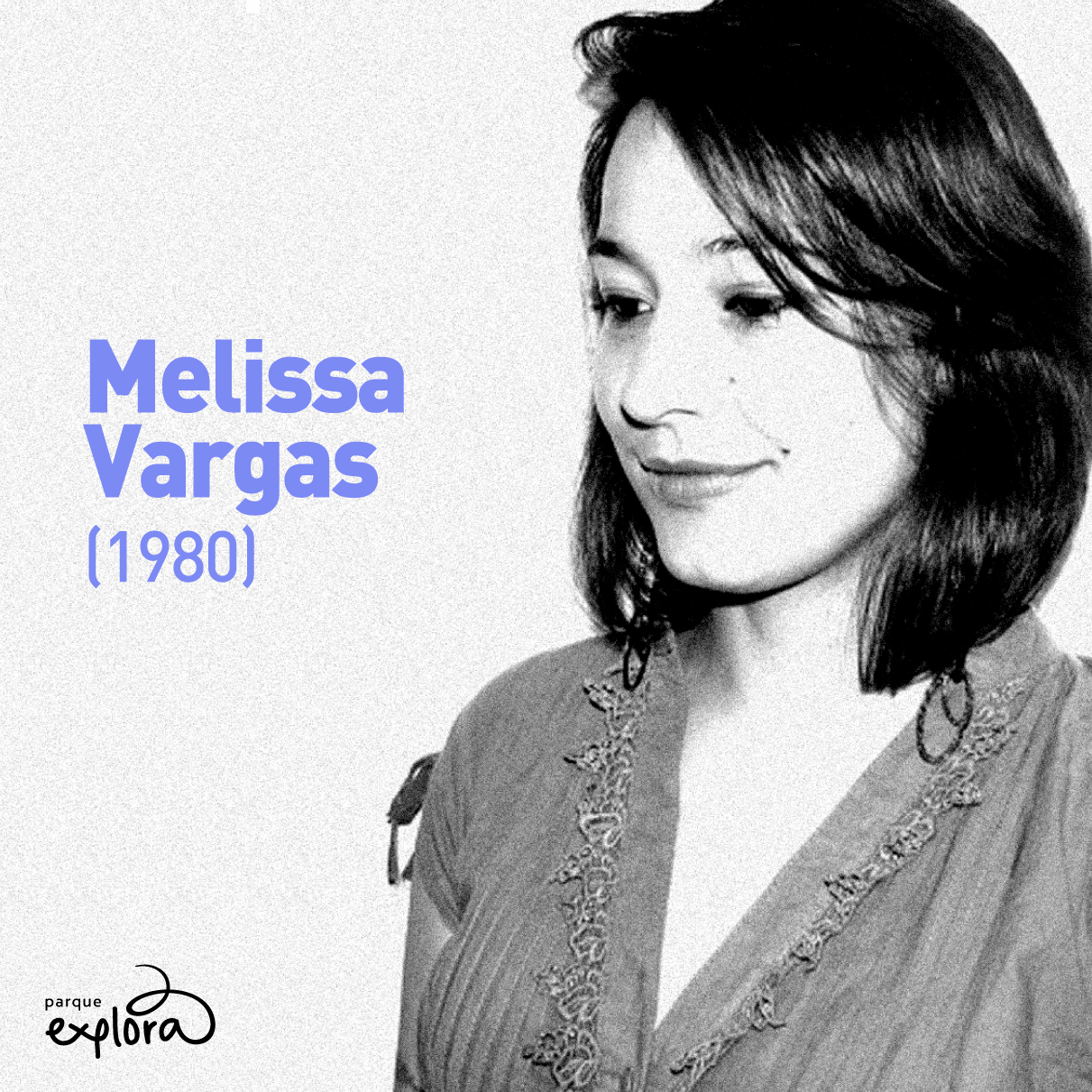 6. Foto. En la parte derecha de la imagen, la compositora Melissa Vargas en plano medio a blanco y negro. Tiene cabello corto hasta los hombros y oscuro. Mira hacia la esquina inferior izquierda de la imagen. Tiene labios delgados y una medio sonrisa sin separar los labios. En la parte izquierda de la imagen texto que dice: “Melissa Vargas, 1980”.
