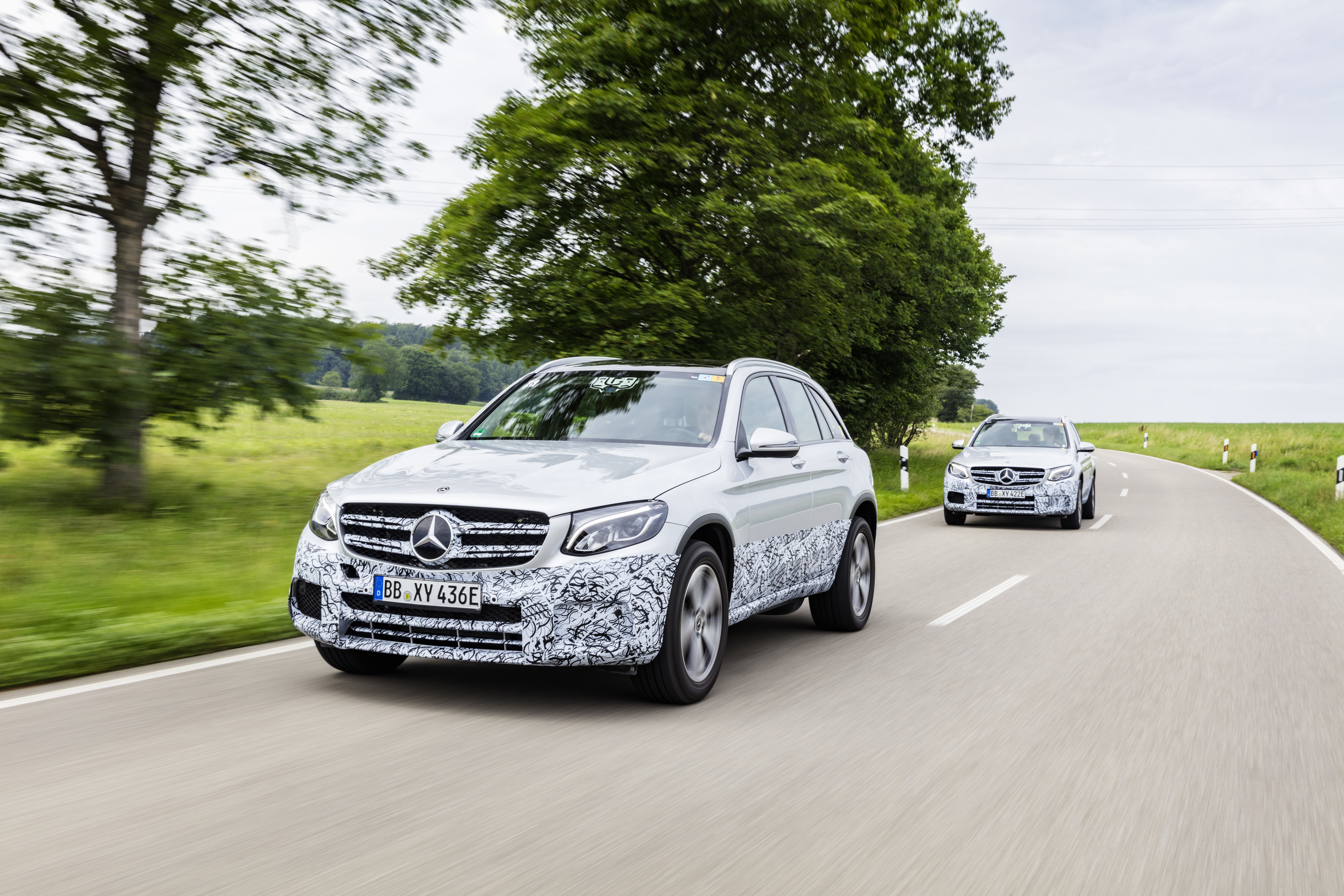 Zwei Mercedes GLC F-Cell.