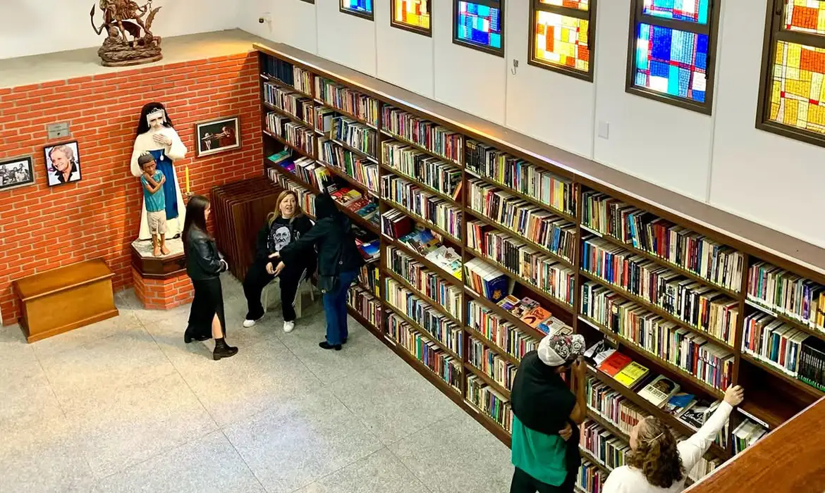 padrejulio.lancellotti/Instagram São Paulo (SP), 01/08/2025 - Inauguração da Biblioteca da Pastoral do Povo de Rua. Foto: padrejulio.lancellotti/Instagram