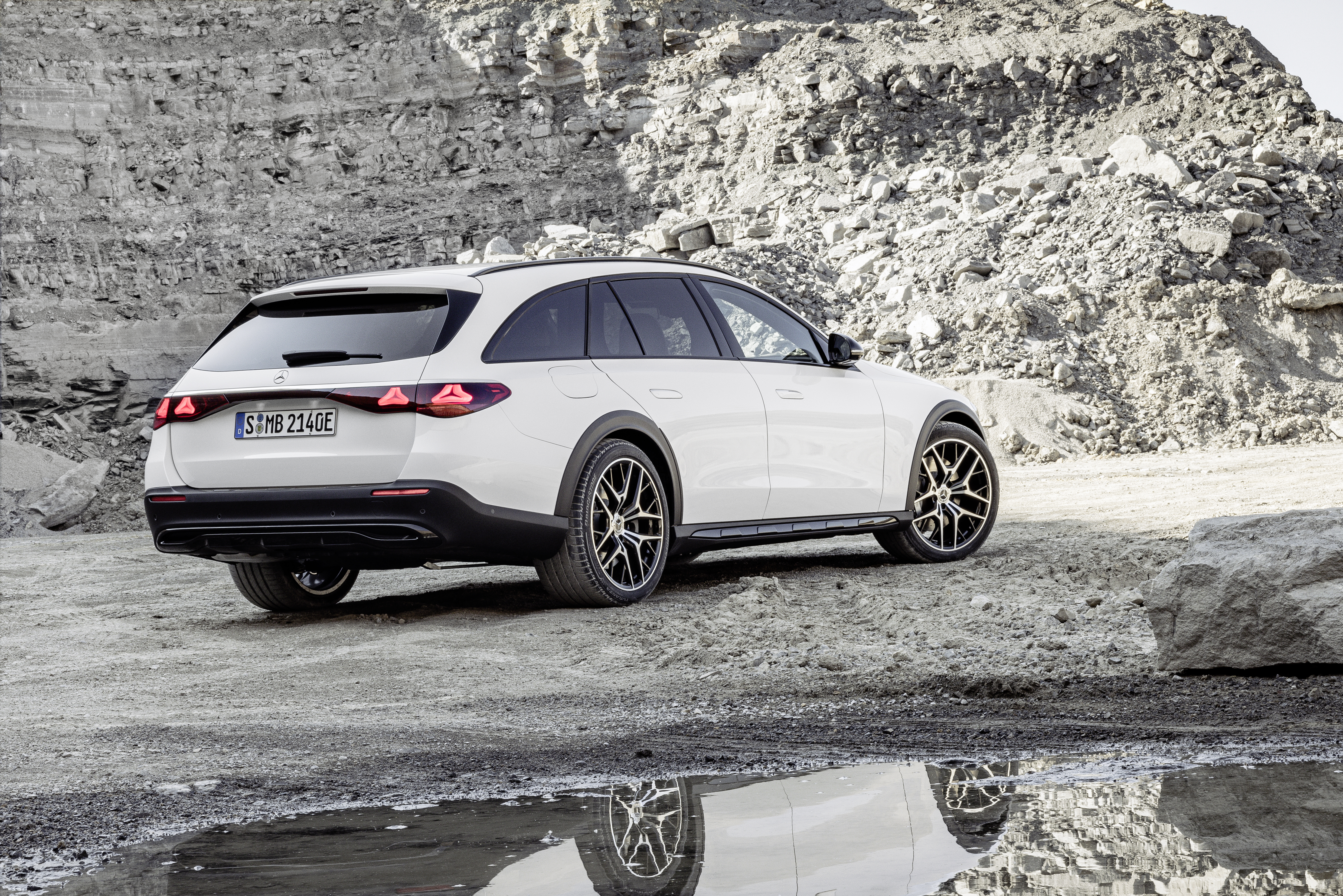 Ein Mercedes E-Klasse T-Modell in der All-Terrain-Version. 
