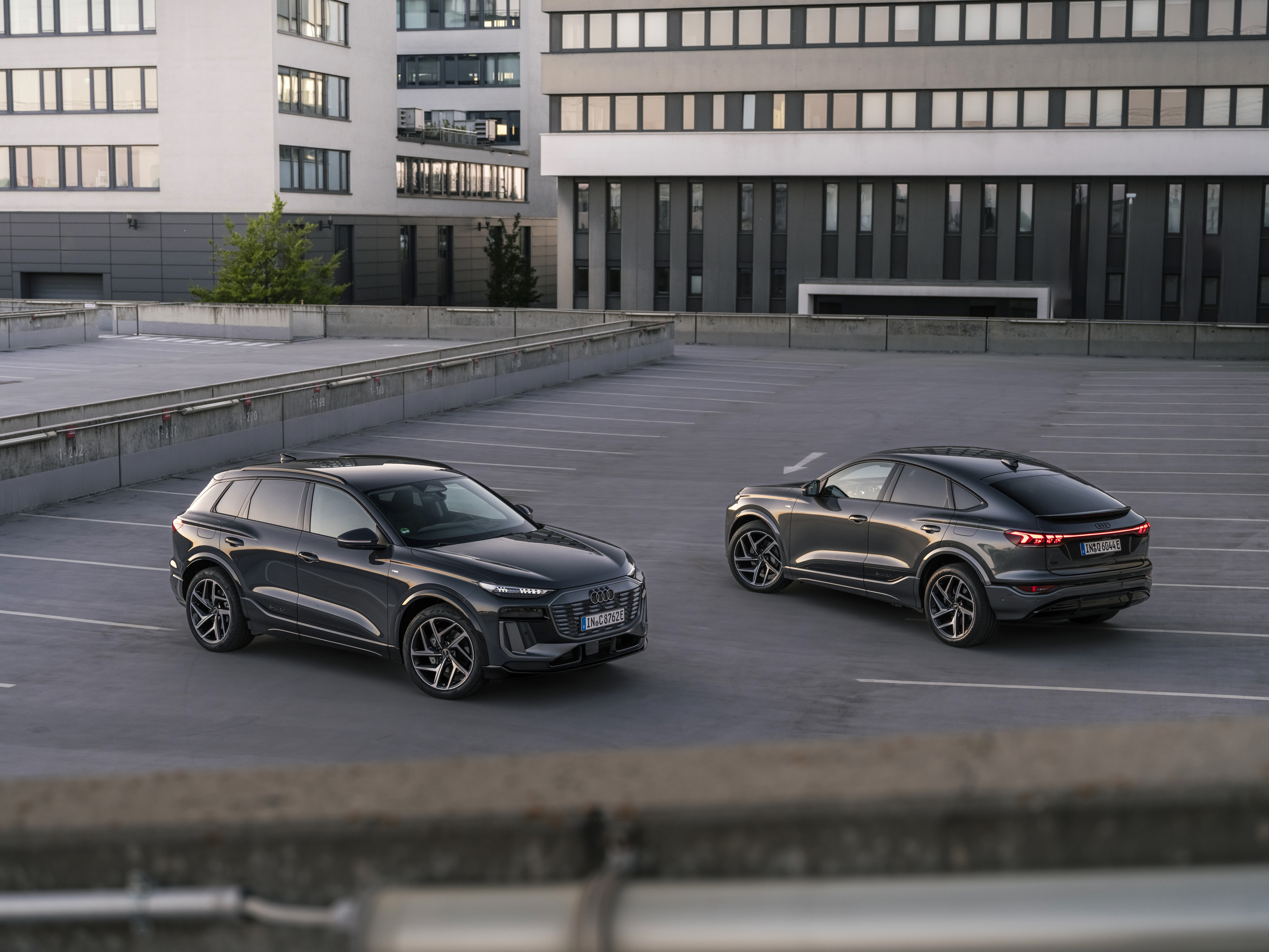 Zwei Audi Q6 e-tron.