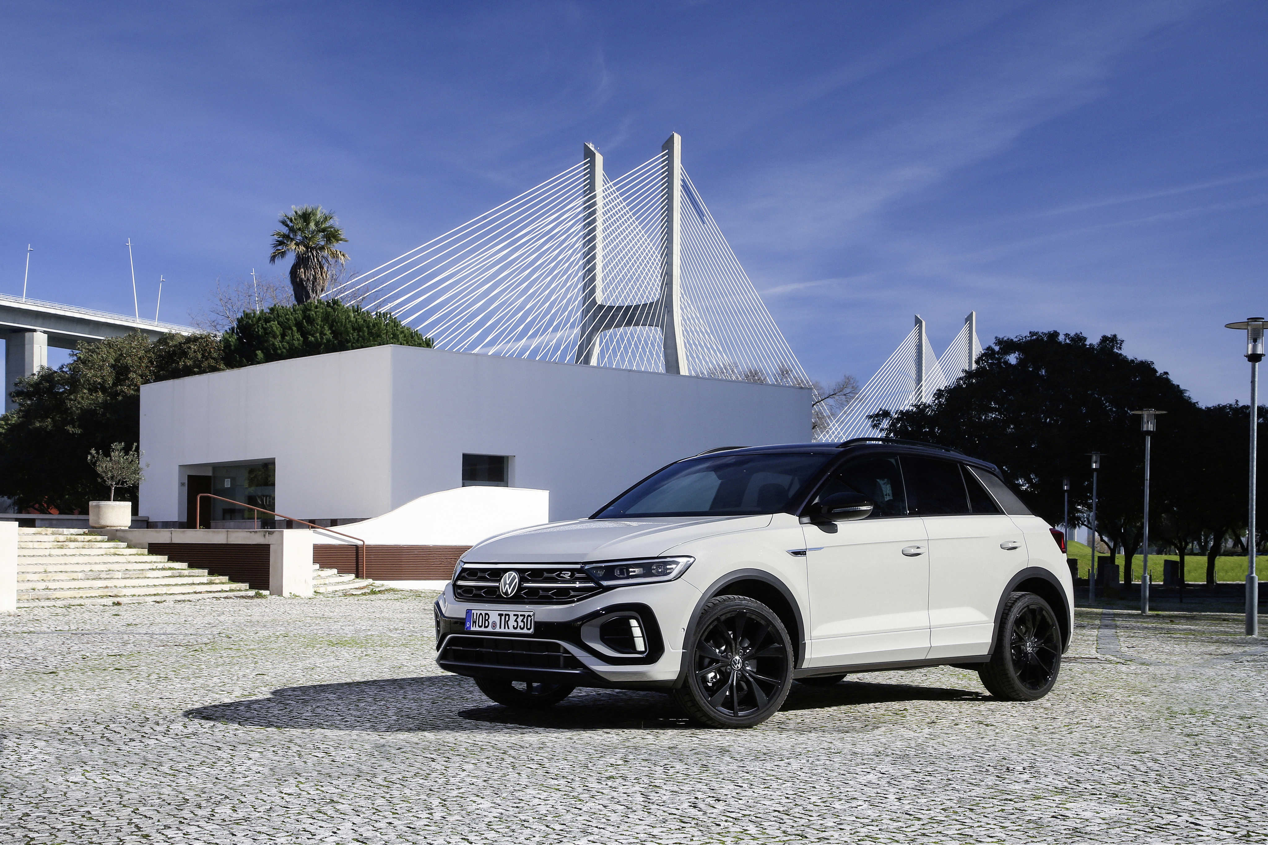 Ein weißer VW T-Roc 4Motion.