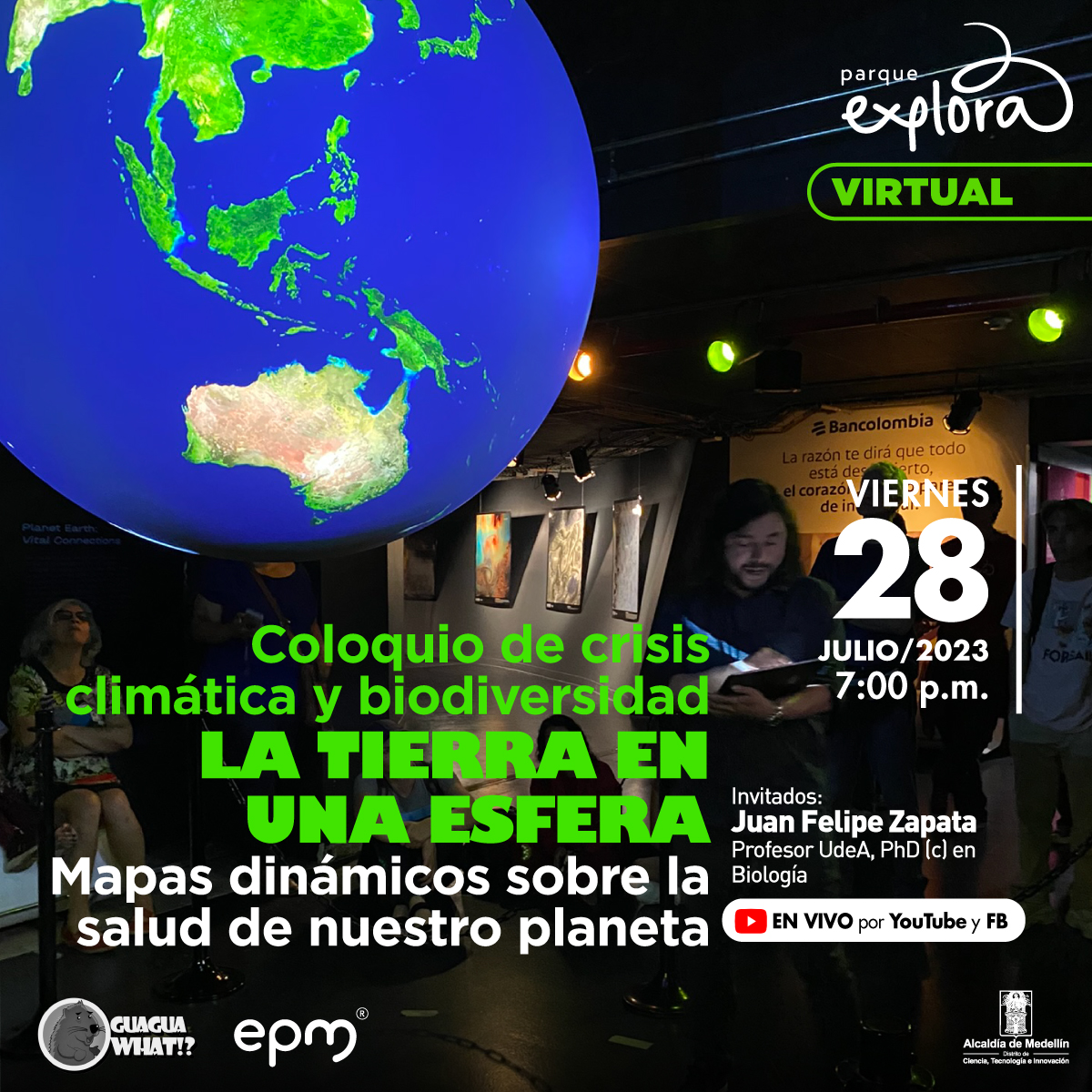 Foto. En la parte izquierda de la imagen una esfera con el globo terráqueo, una esfera azul y verde que representa el planeta Tierra. Varias personas miran con atención. En la parte inferior de la imagen texto que dice: "Coloquio de crisis climática y biodiversidad. La Tierra en una esfera. Mapas dinámicos sobre la salud de nuestro planeta. Invitados: Juan Felipe Zapata, profesor UdeA, doctor en Biología. En vivo por YouTube y Facebook".