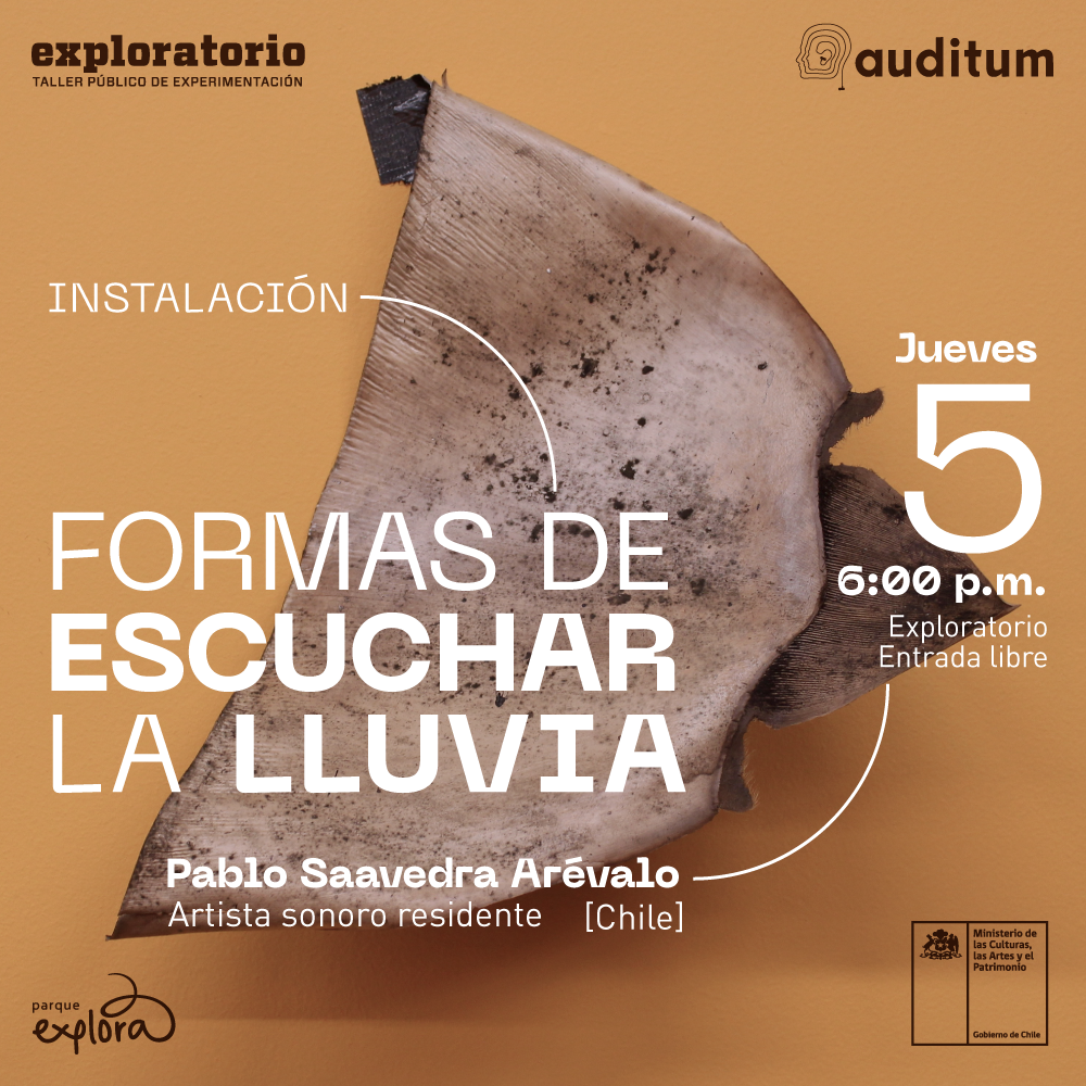 Foto. Un objeto con forma alargada de color café y textura similar a una hoja seca. En el centro de la imagen texto que dice: "Instalación. Formas de escuchar la lluvia. Pablo Saavedra Arévalo. Artista sonoro residente. Chile. Jueves 5 a las 6 de la tarde. Exploratorio. Entrada libre".