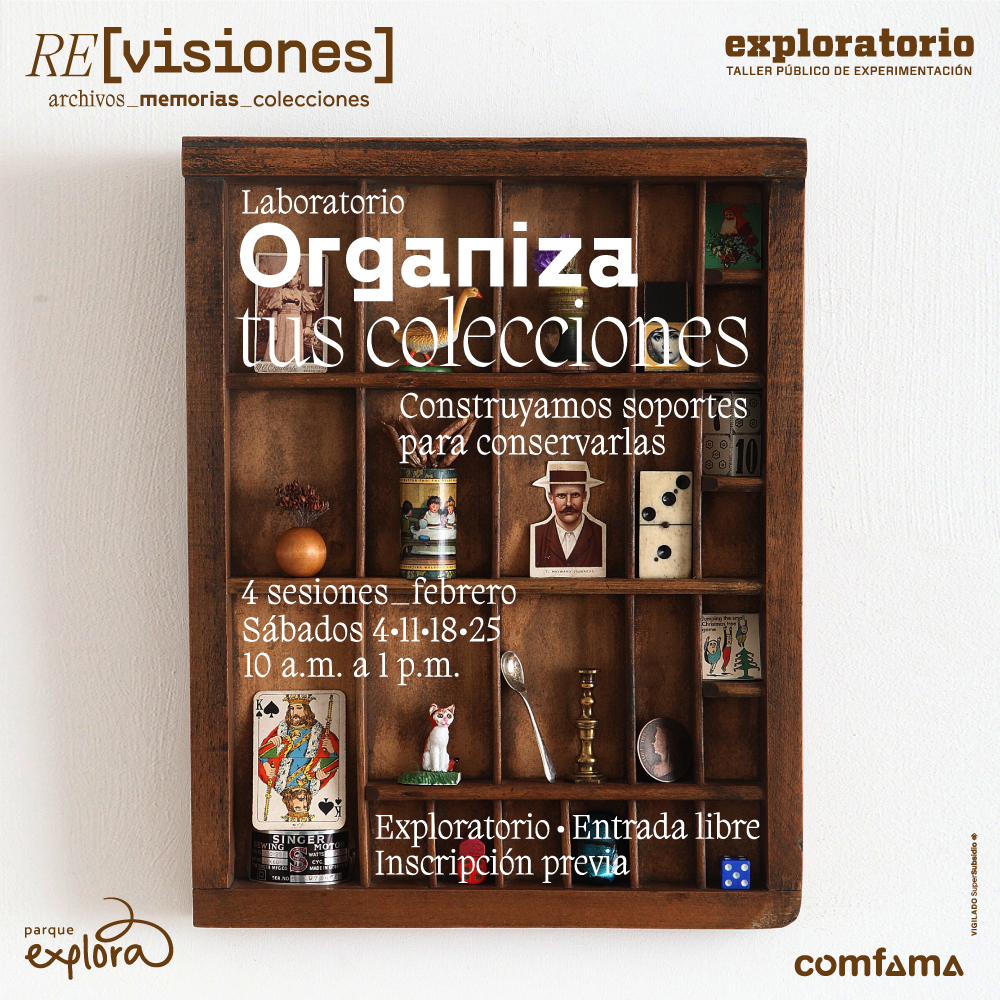 Fotografía. Un estante dividido por secciones y en cada una de ellas hay un objeto distinto: una fotografía, un muñeco de un pato, un florero, un dominó, un sticker. En el centro de la imagen texto que dice: "Laboratorio. Organiza tus colecciones. Construyamos soportes para conservarlas. 4 sesiones. Sábados en febrero 4, 11, 18 y 25. 10 de la mañana a 1 de la tarde. Exploratorio. Entrada libre con inscripción previa".