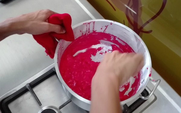 Niños experimentando con circuitos usando plastilina conductiva