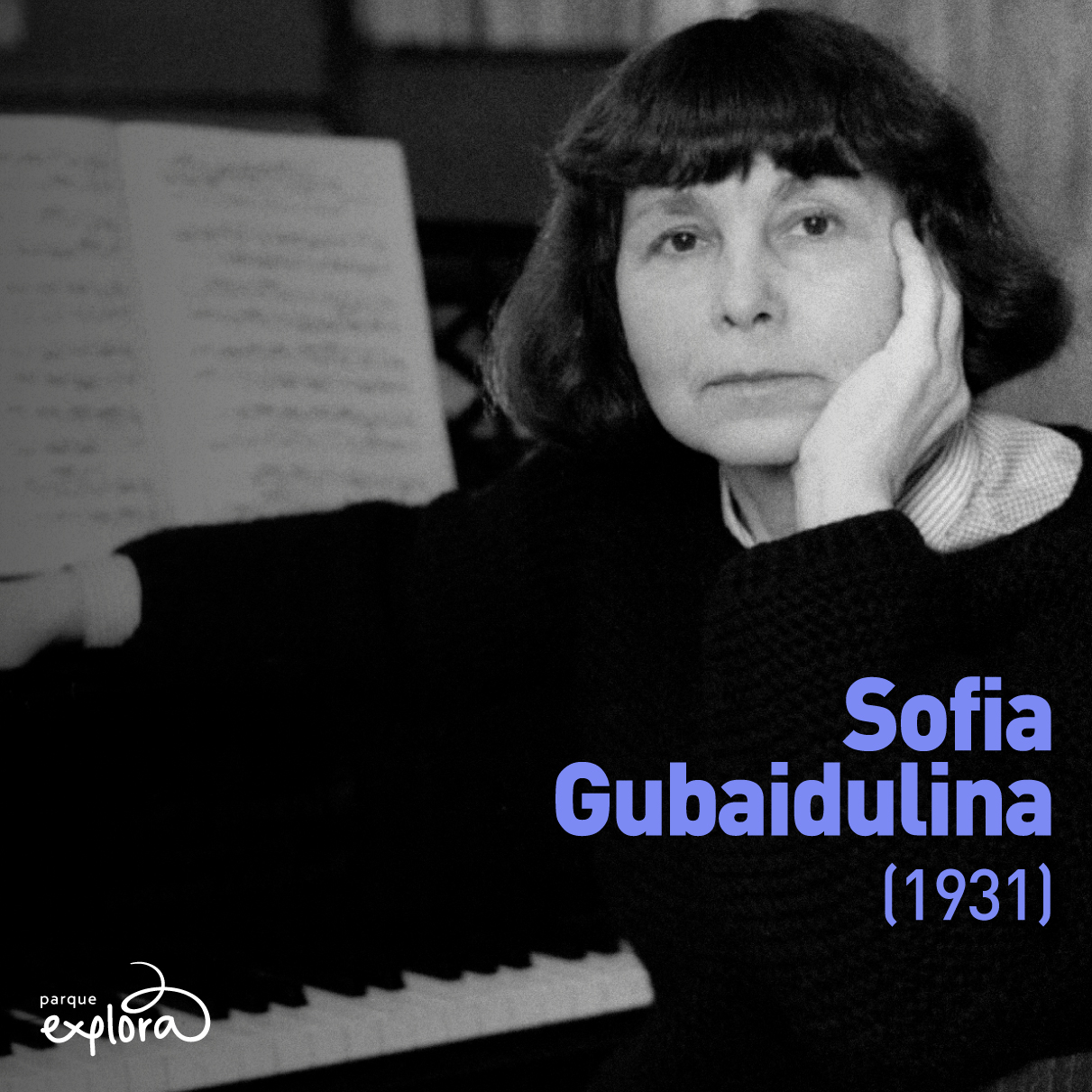 5. Foto. En la parte derecha de la imagen, la compositora Sofia Gubaidulina en plano medio a blanco y negro. Tiene cabello corto por encima de los hombros, oscuro y liso con capúl. Tiene la mirada fija al frente y expresión seria. Apoya su mano izquierda en su rostro, con la base de la mano en su quijada y sus dedos se extienden por el lado de su cara hacia su pómulo. En la parte inferior derecha texto que dice: “Sofia Gubaidulina, 1931”.